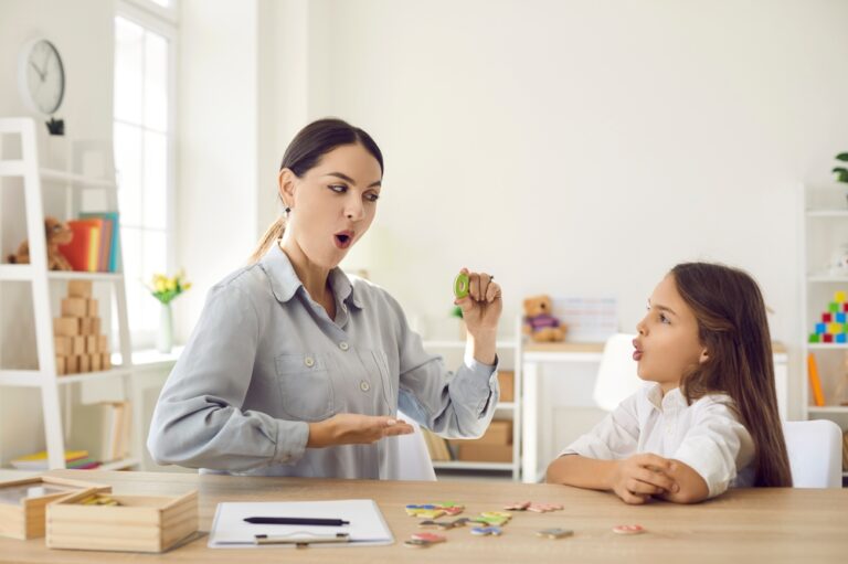 طفلك تعلم الإنجليزية ولا يستطيع التحدث بها !؟ إليك الحل 