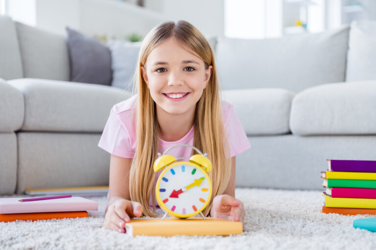 نصائح حول إدارة الوقت لتعليم طفلك اللغة الإنجليزية خلال العام الدراسي