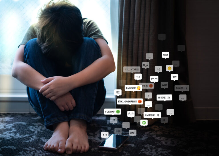 Kybernetická bezpečnost: 7 rizik, kterým může dítě čelit online