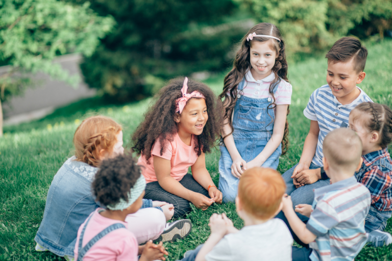 Come aiutare i bambini a socializzare e l’importanza della comunicazione interculturale