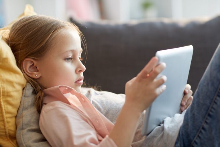 Come proteggere i bambini in rete: 5 consigli per genitori